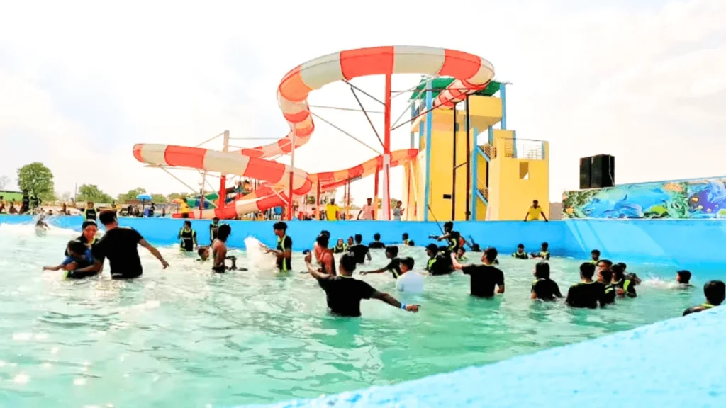 water wave pool in zoobi doobi water park hazaribag